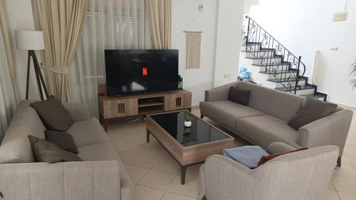 TV a/nebo společenská místnost v ubytování Mesan Golfing Villa