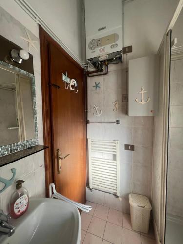 a bathroom with a sink and a mirror at CASA GUGHI in Rapallo
