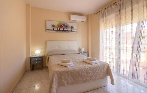 - une chambre avec un lit et 2 serviettes dans l'établissement Amazing Apartment In Torrevieja With Kitchen, à Torrevieja