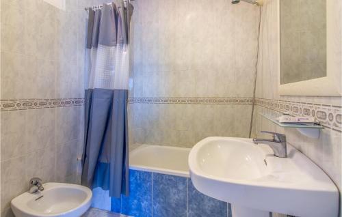 La salle de bains est pourvue d'un lavabo, de toilettes et d'une baignoire. dans l'établissement Amazing Apartment In Torrevieja With Kitchen, à Torrevieja