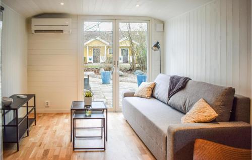 博里霍尔姆Gorgeous Home In Borgholm With Wifi的带沙发和桌子的客厅