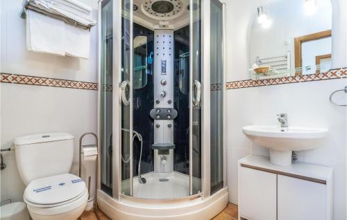 uma casa de banho com um chuveiro, um WC e um lavatório. em Gorgeous Apartment In Baena With House A Panoramic View em Baena