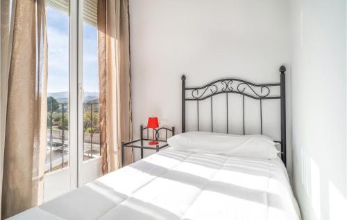 um quarto branco com uma cama e uma janela em Gorgeous Apartment In Baena With House A Panoramic View em Baena