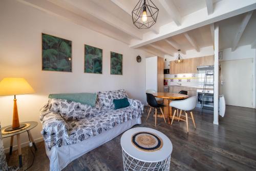 un salon avec un canapé et une table dans l'établissement Atlantic Selection - Le Boudigau avec parking, à Capbreton