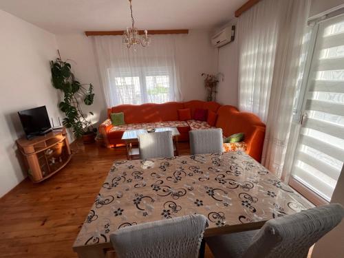 sala de estar con mesa y sofá en Apartment Relax, en Stolac