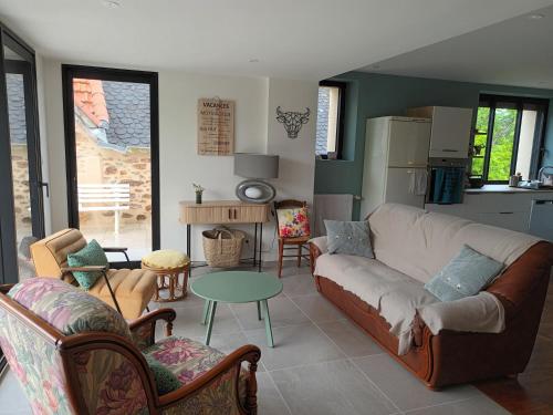 un salon avec un canapé et une table dans l'établissement La maison de Théophile, à La Bastide-lʼÉvêque