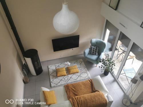 una vista aérea de una sala de estar con sofá y TV en thierry, en Saint-Jorioz