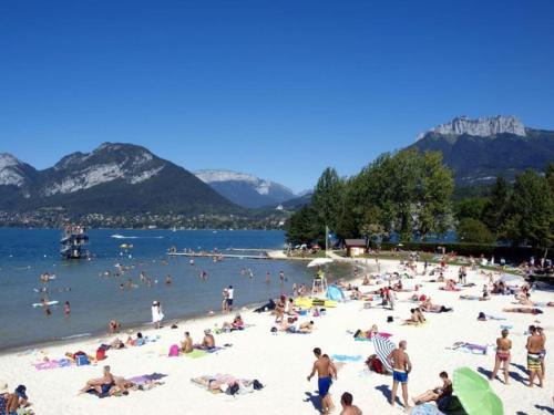 un gran grupo de personas en una playa en thierry, en Saint-Jorioz