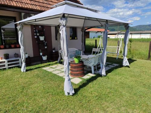 Un jardín fuera de Drinski oganj kuca za odmor