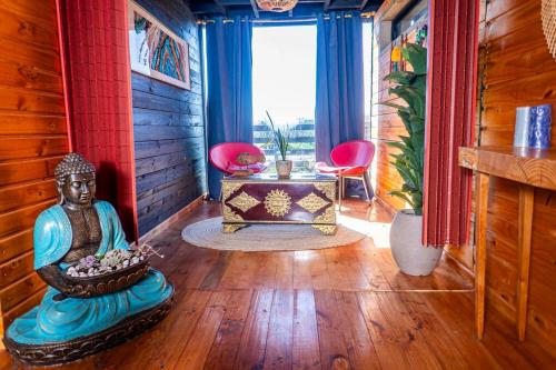 a room with a statue and a table in it at PEZ HOUSE in Pichilemu