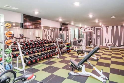 Fitness centrum a/nebo fitness zařízení v ubytování The Vault - Perfect Location!