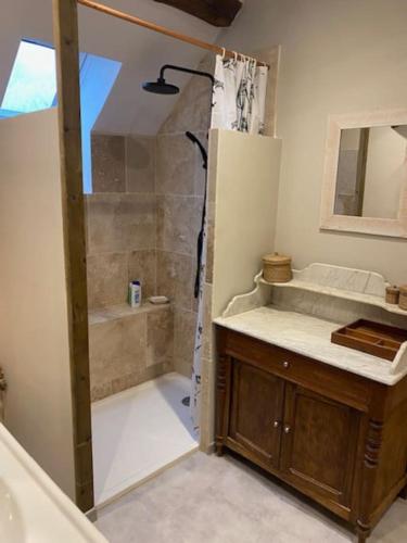 une salle de bain avec douche et lavabo dans l'établissement La Gatinelle, à Treigny