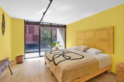 ein Schlafzimmer mit einem großen Bett und einem großen Fenster in der Unterkunft MS Espectacular Suite Terraza Cantalagua in Juriquilla