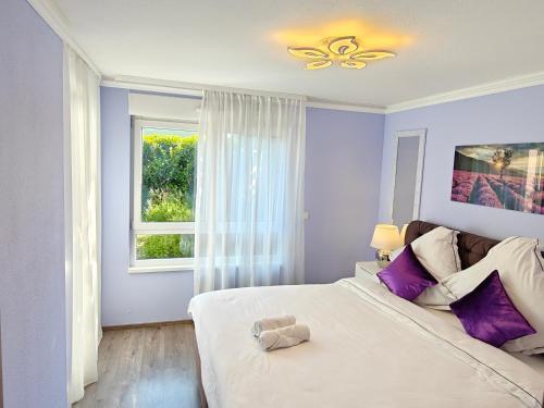 1 dormitorio con cama y ventana en Charming apartment with Garden, Free Parking near Basel, Airport, Ger'many, France,, en Saint-Louis
