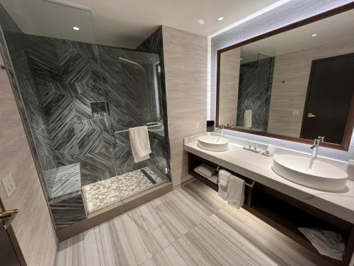uma casa de banho com um lavatório e um chuveiro em Muckleshoot Casino Resort em Auburn