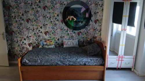 a bedroom with a bed with a flowery wall at Casa em Charneca de Caparica in Charneca