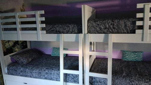 two bunk beds in a room with purple ceilings at Casa em Charneca de Caparica in Charneca