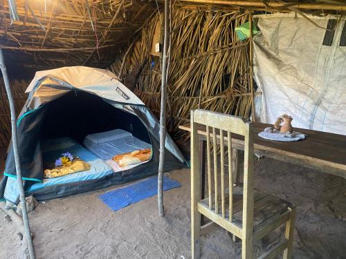 um quarto com uma tenda com dois bebés em Camping Permacultural Filhos da Floresta em Vale do Capao