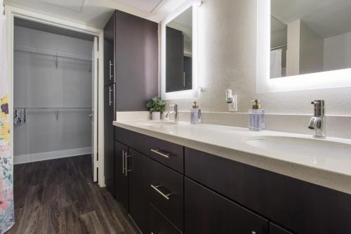 a bathroom with two sinks and a shower at Cute Santa Monica Apartment with Pool in Los Angeles