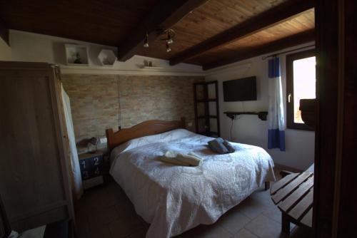 - une chambre avec un lit et des serviettes dans l'établissement la terrazza, à Quartu SantʼElena