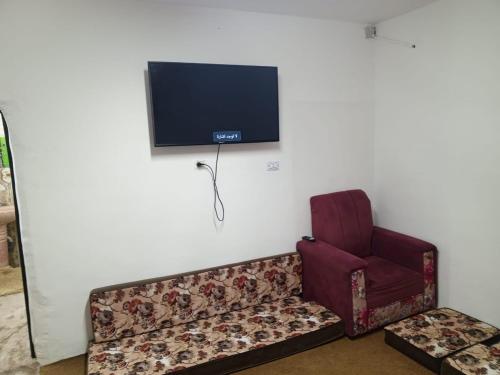 - un salon avec un canapé et une télévision murale dans l'établissement Jordan- almafraq, à Al Mafraq