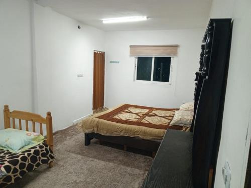 - une chambre avec 2 lits et une fenêtre dans l'établissement Jordan- almafraq, à Al Mafraq