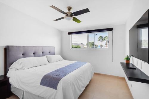 a bedroom with a bed and a ceiling fan at MS Suite Ubicadisima Comodidad Homeoffice A33 in Casa Blanca La Corregidora