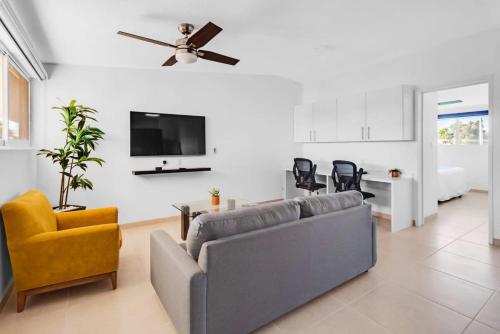 a living room with a couch and a tv at MS Suite Ubicadisima Comodidad Homeoffice A33 in Casa Blanca La Corregidora