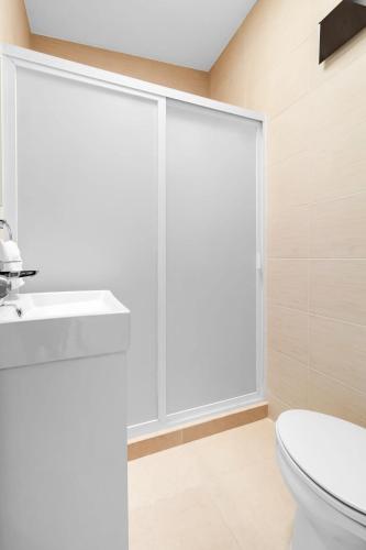 a bathroom with a white toilet and a sink at MS Suite Ubicadisima Comodidad Homeoffice A33 in Casa Blanca La Corregidora