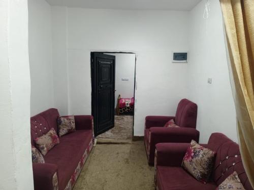 - un salon avec deux canapés et un miroir dans l'établissement Jordan- almafraq, à Al Mafraq