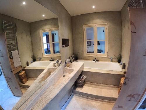 une grande salle de bains avec deux lavabos et deux baignoires dans l'établissement Vérité Maison de Lorgues village center- Charming 2 bed 2 bath oasis, à Lorgues