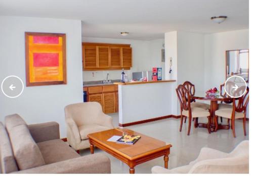 a living room with a couch and a table at Apartamento El Remanso in Palmira