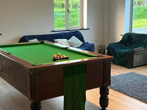 uma sala de estar com uma mesa de bilhar e um sofá em Willow Valley em Monaghan