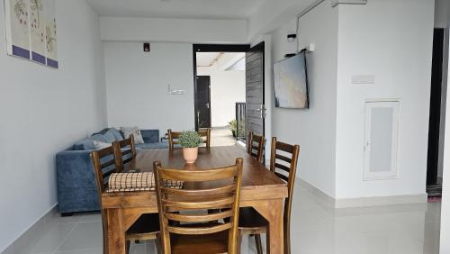 - une salle à manger avec une table et des chaises en bois dans l'établissement Two bedroom apartment in Colombo, à Talawatugoda