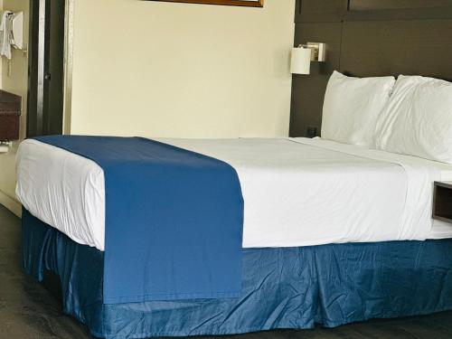 Postel nebo postele na pokoji v ubytování Northwoods Motel