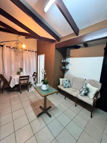 una sala de estar con un sofá y una mesa en Acogedor independiente-Casa JH B, en Santa Cruz de la Sierra