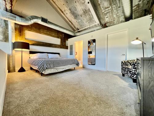 MainevilleにあるKings Island Loft with Brewery, River, and Bike Trailの部屋にベッドがある寝室