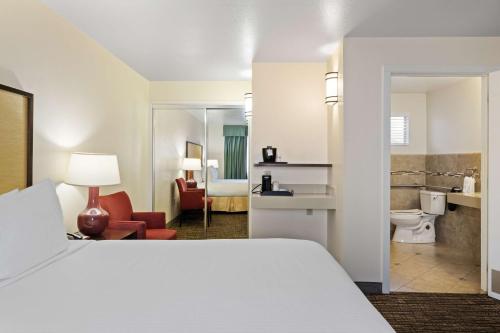 เตียงในห้องที่ Best Western Petaluma Inn