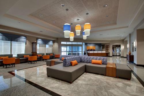Posezení v ubytování Drury Inn & Suites Iowa City Coralville