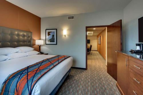 Postel nebo postele na pokoji v ubytování Drury Inn & Suites Iowa City Coralville