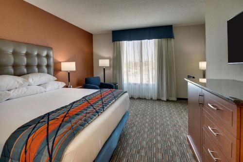 Postel nebo postele na pokoji v ubytování Drury Inn & Suites Iowa City Coralville