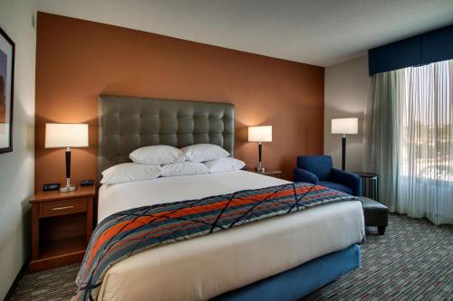Postel nebo postele na pokoji v ubytování Drury Inn & Suites Iowa City Coralville