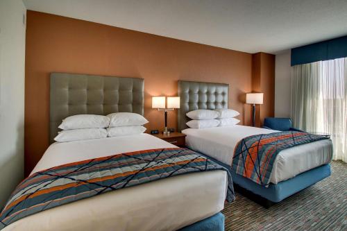 Habitación de hotel con 2 camas y ventana en Drury Inn & Suites Iowa City Coralville en Coralville