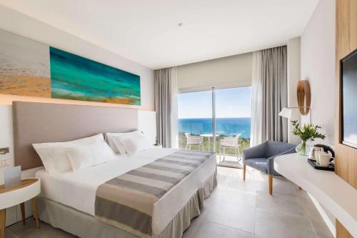 Habitación de hotel con cama y vistas al océano en Barceló Conil Playa - Adults Recommended, en Conil de la Frontera