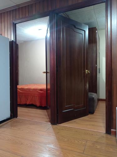 otwartymi drzwiami prowadzącymi do sypialni z łóżkiem w obiekcie DEPARTAMENTO completo cercano a muchos lugares w mieście Huamboya