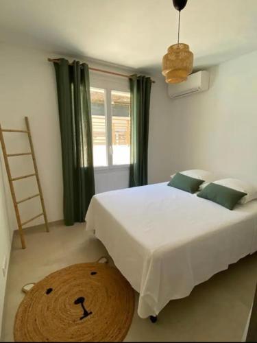 une chambre avec un grand lit blanc avec un grand lit en boisokedokedokedokedoked dans l'établissement Villa avec piscine Mi Baou, à La Seyne-sur-Mer