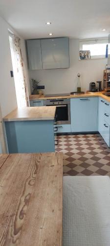 a kitchen with blue cabinets and a checkered floor at Townhouse Center Arnhem in Arnhem