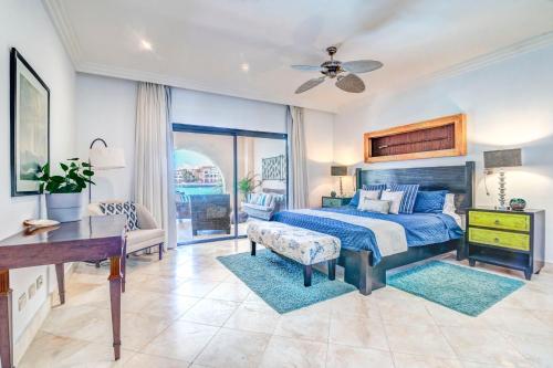 een slaapkamer met een blauw bed en een piano bij FISHING LODGE, INFINITY POOL, VISTAS A LA BAHIA in Punta Cana