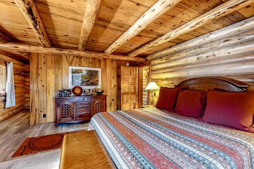 ラ・パインにあるKicking it Real Log Cabinの丸太小屋のベッドのある寝室