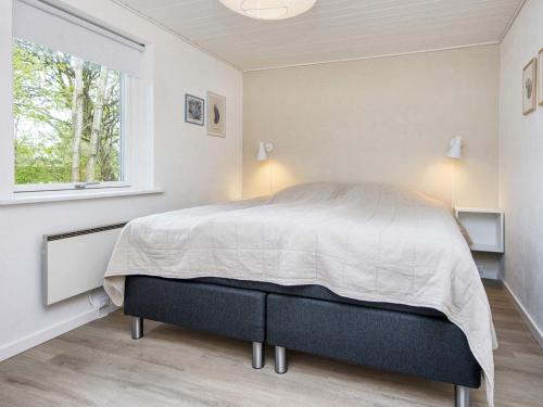1 dormitorio con cama y ventana en Holiday home Hemmet XI en Hemmet